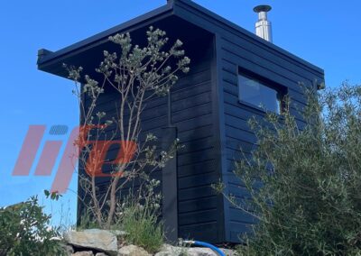 sauna da esterno con tettoia per doccia