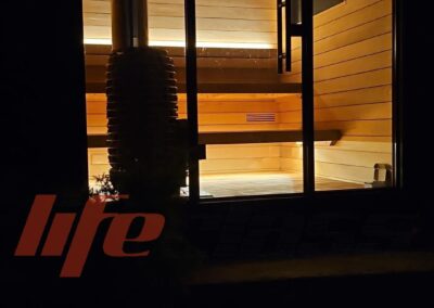 sauna da esterno illuminata in funzione