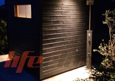 sauna da esterno con doccia vista notturna