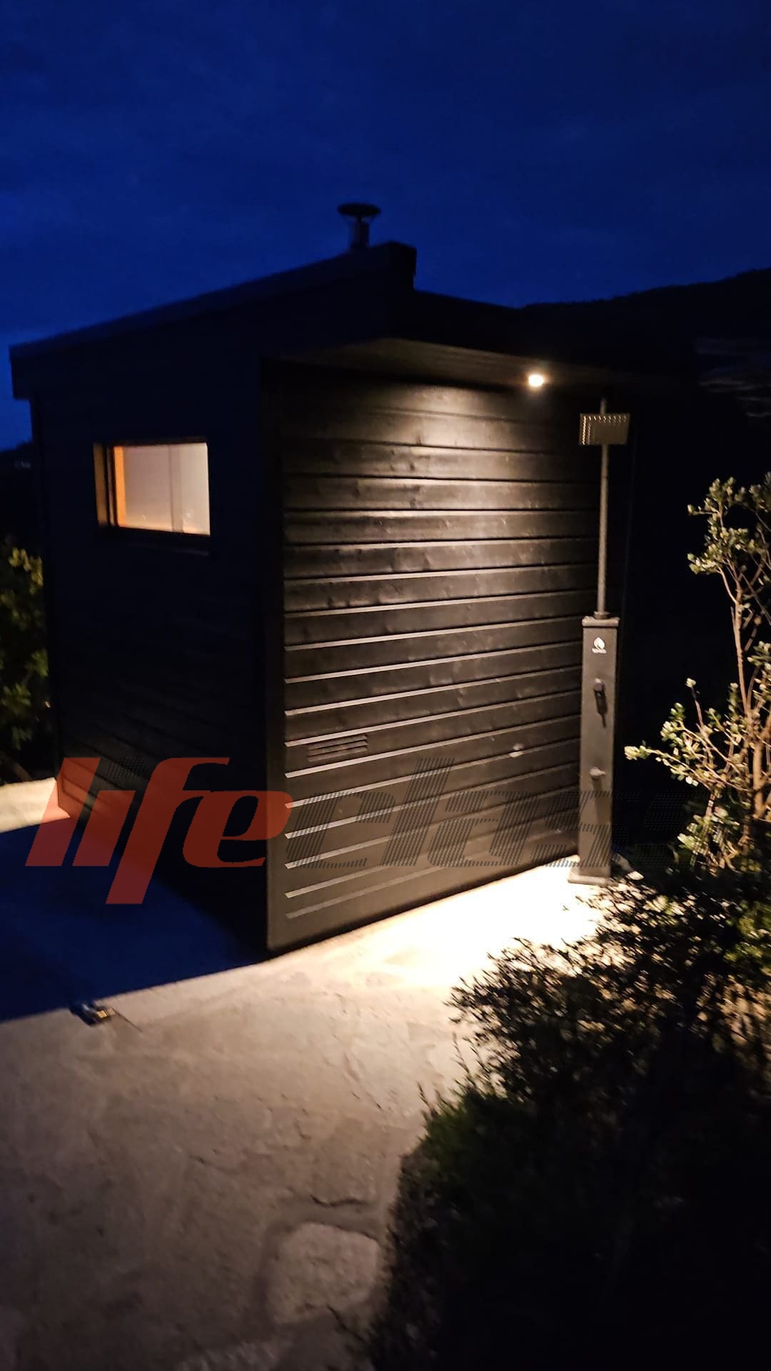 sauna da etsrno con doccia vista notturna sauna da esterno con doccia vista notturna