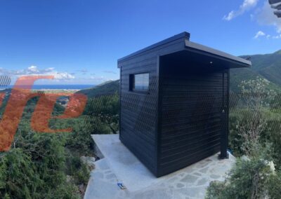 sauna nera da esterno panoramica vista vallata sul mare