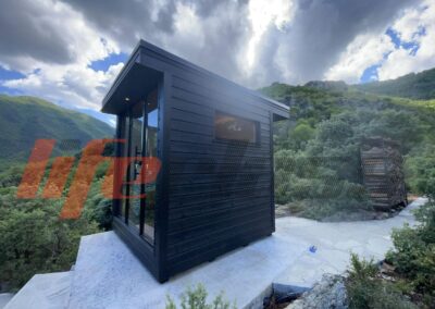 vista sauna da esterno nero sulle montagne