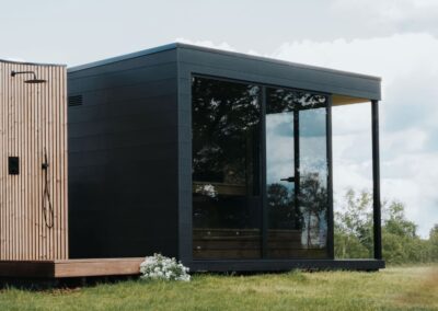 sauna da esterno Lifeclass VetroLuxe foto ambientata