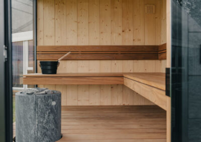 sauna da esterno Lifeclass VetroLuxe interni e panche