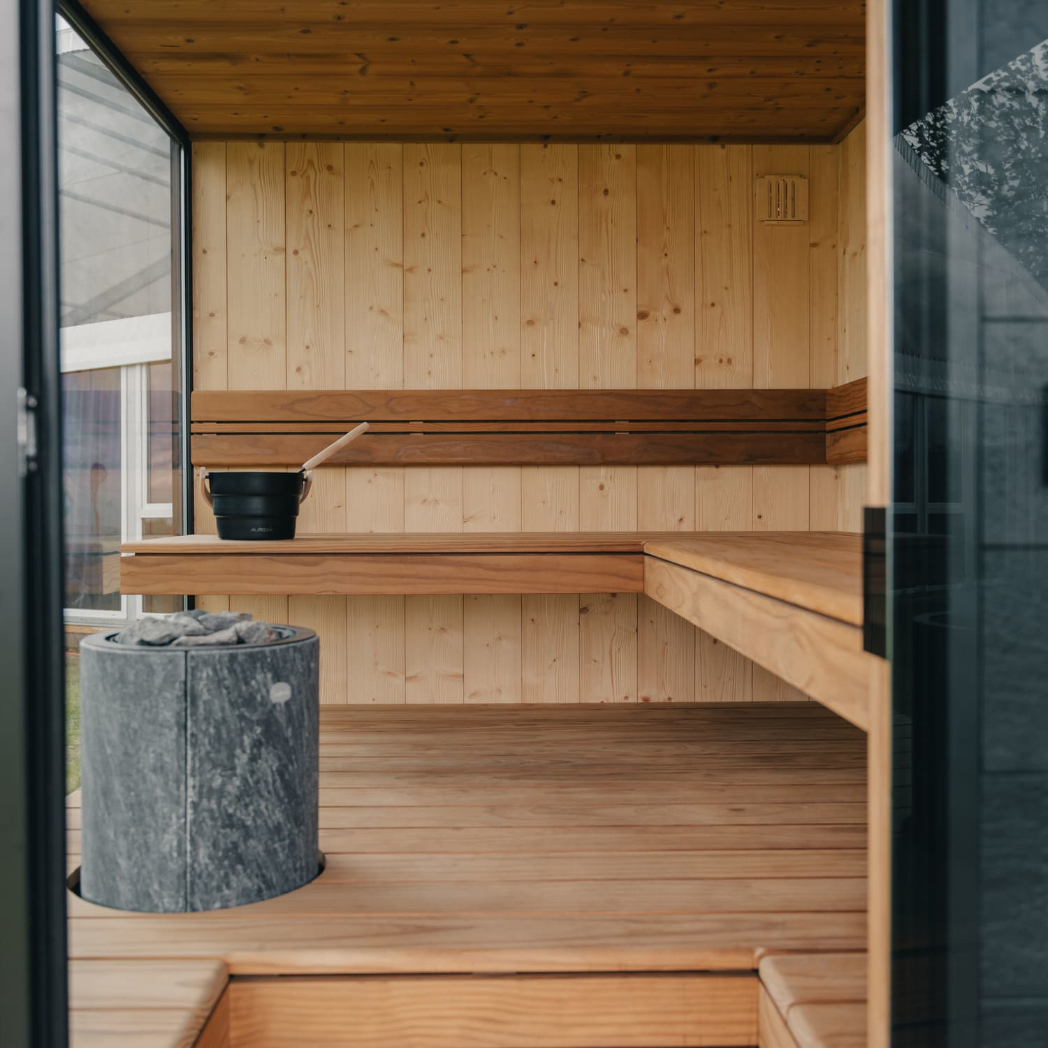 sauna da esterno Lifeclass VetroLuxe interni e panche sauna da esterno Lifeclass VetroLuxe interni e panche