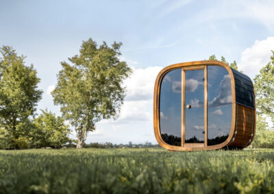 Sauna Caratello Lifeclass da esterno 160x200 ambientata su prato