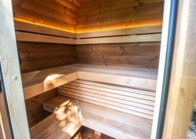 Sauna Caratello Lifeclass da esterno 160x200 vista panche e schienali