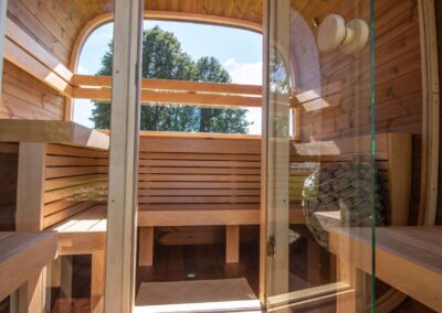 sauna Caratello da esterno economica con spogliatoio ambientata
