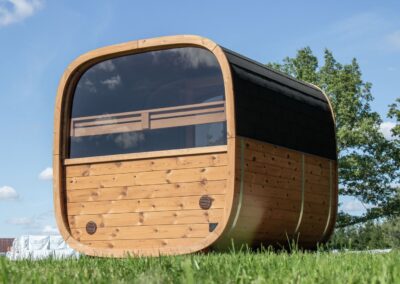 sauna Caratello da esterno economica con spogliatoio su prato con vetrata posteriore