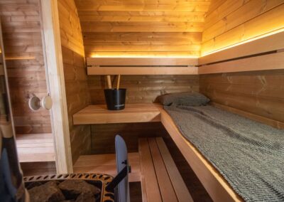 sauna Caratello da esterno economica con spogliatoio vista panche e led