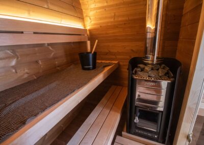 sauna Caratello da esterno economica con spogliatoio vista stufa a legna