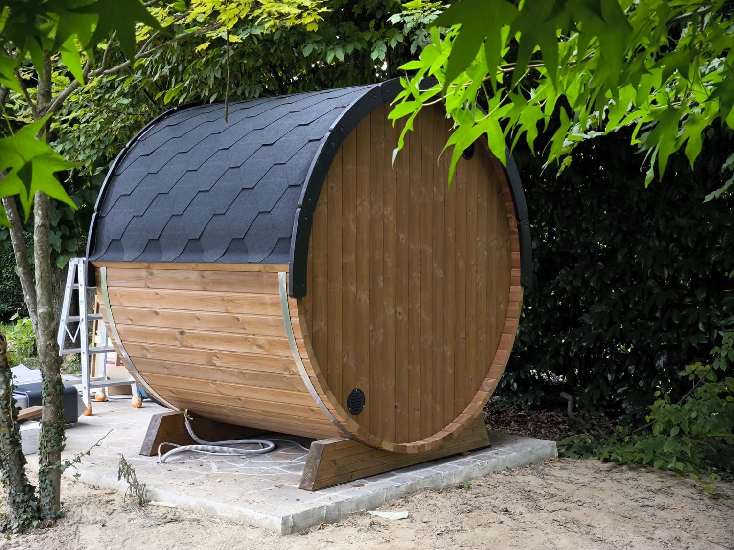 sauna a botte piccola con vetrata frontale sauna a botte piccola con vetrata frontale