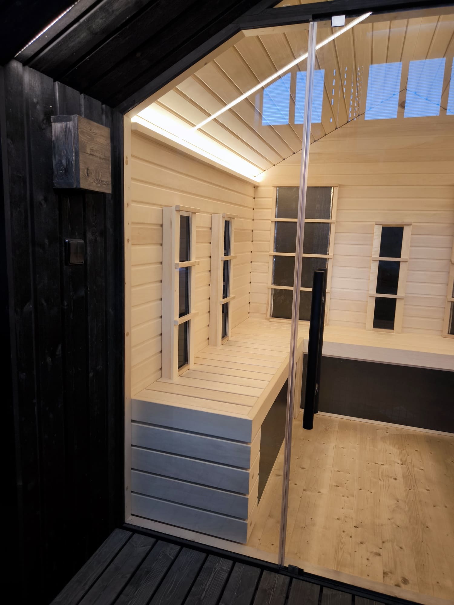 sauna ad infrarossi da esterno con frontale vetrato a casetta