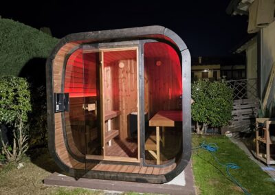 sauna da esterno Ice cube Lux con cromoterapia in giardino