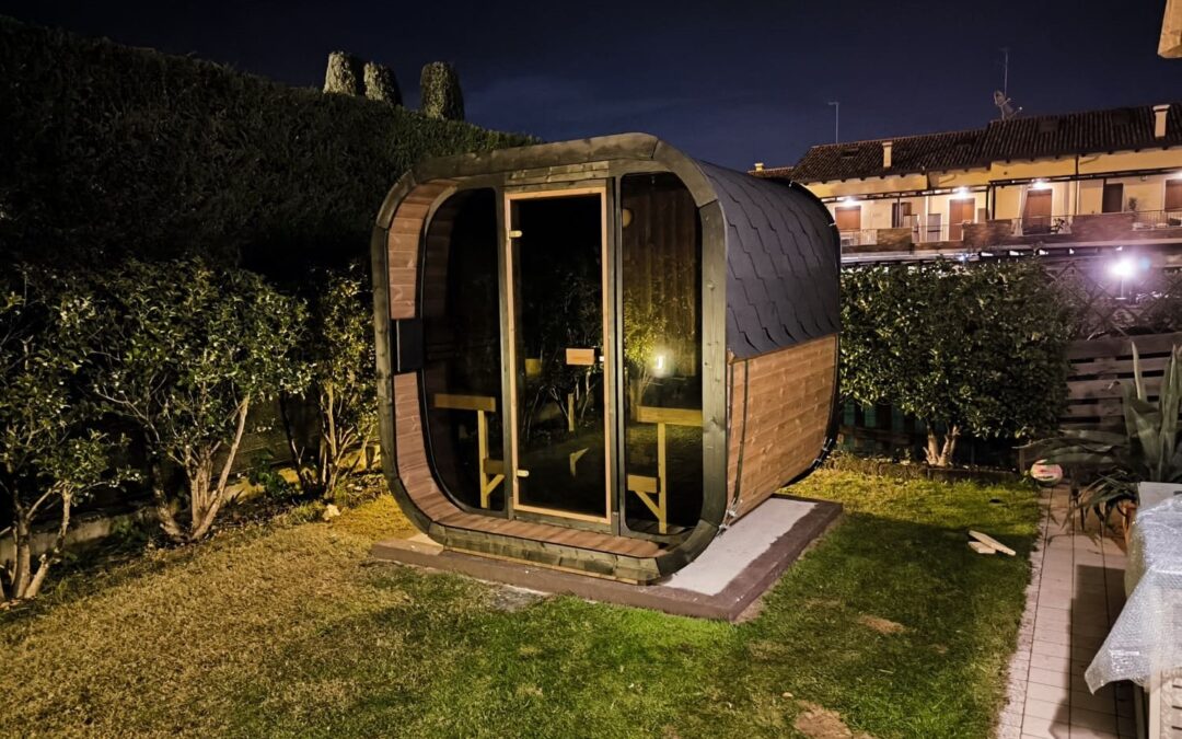 Installazione sauna da esterno Ice Cube Lux con stufa Tylö Sense Elite 8