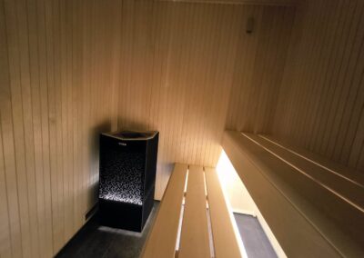 panche e stufa -interno sauna hamony