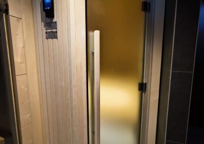 porta sauna satinata con maniglione verticale
