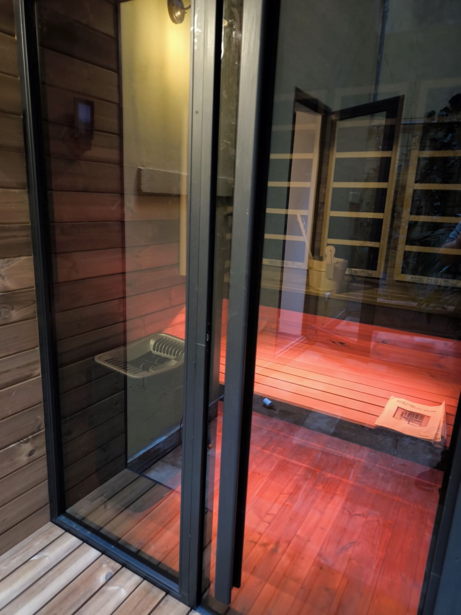 Sauna Borealis LIfeclass foto esterni dettaglio porta vetrata e maniglia