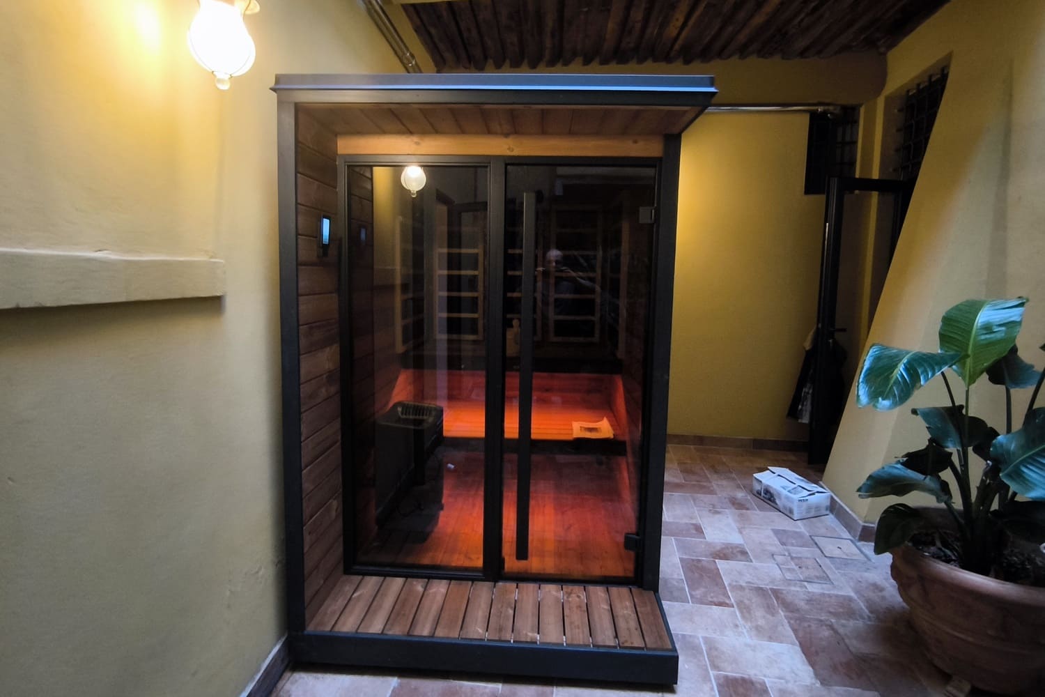 Sauna Borealis LIfeclass foto esterni frontale con ambiente