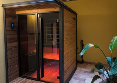 Eleganza e Tecnologia: La Sauna Ibrida Borealis in uno scorcio suggestivo