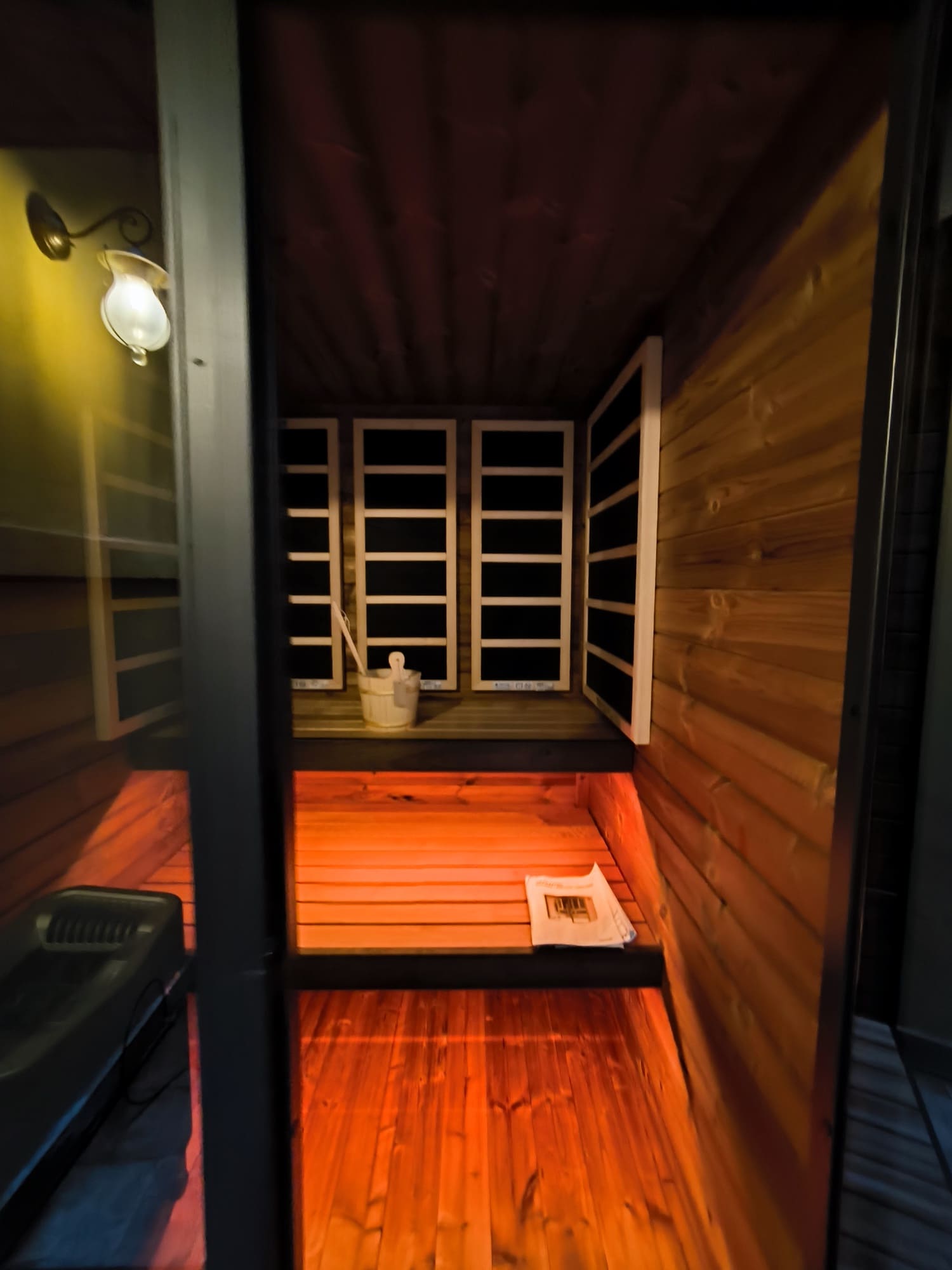 Sauna Borealis LIfeclass foto interni panche e infrarossi