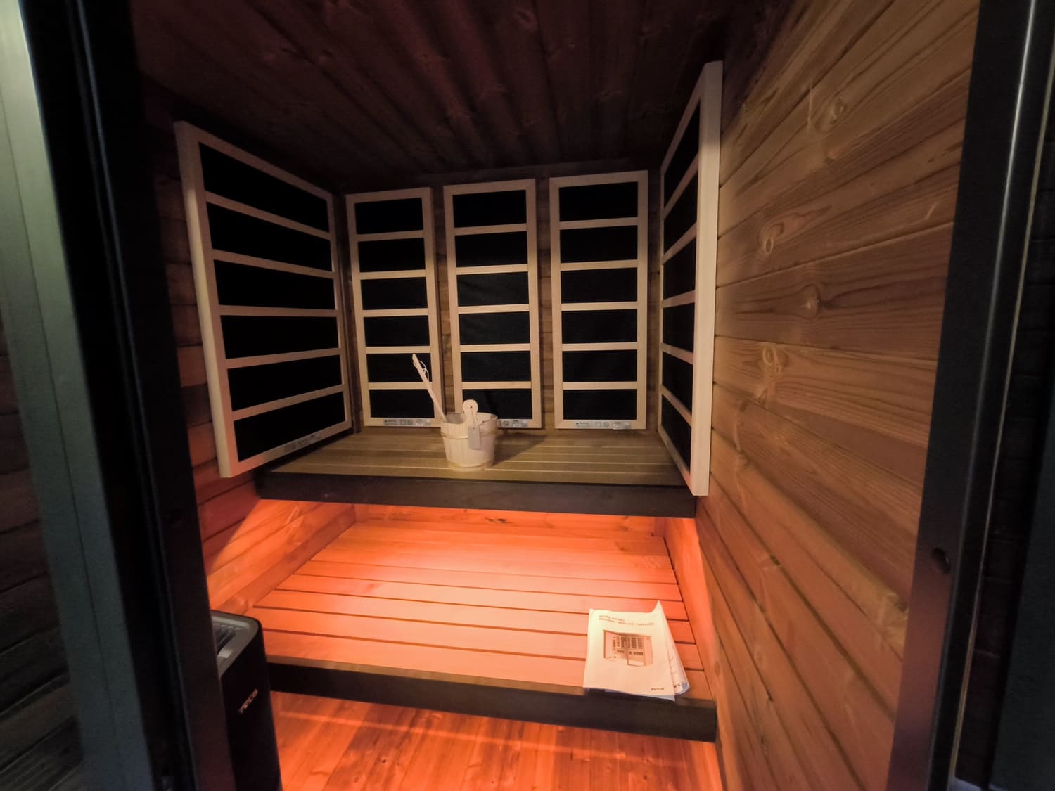Sauna Borealis LIfeclass foto interni panche ed infrarossi