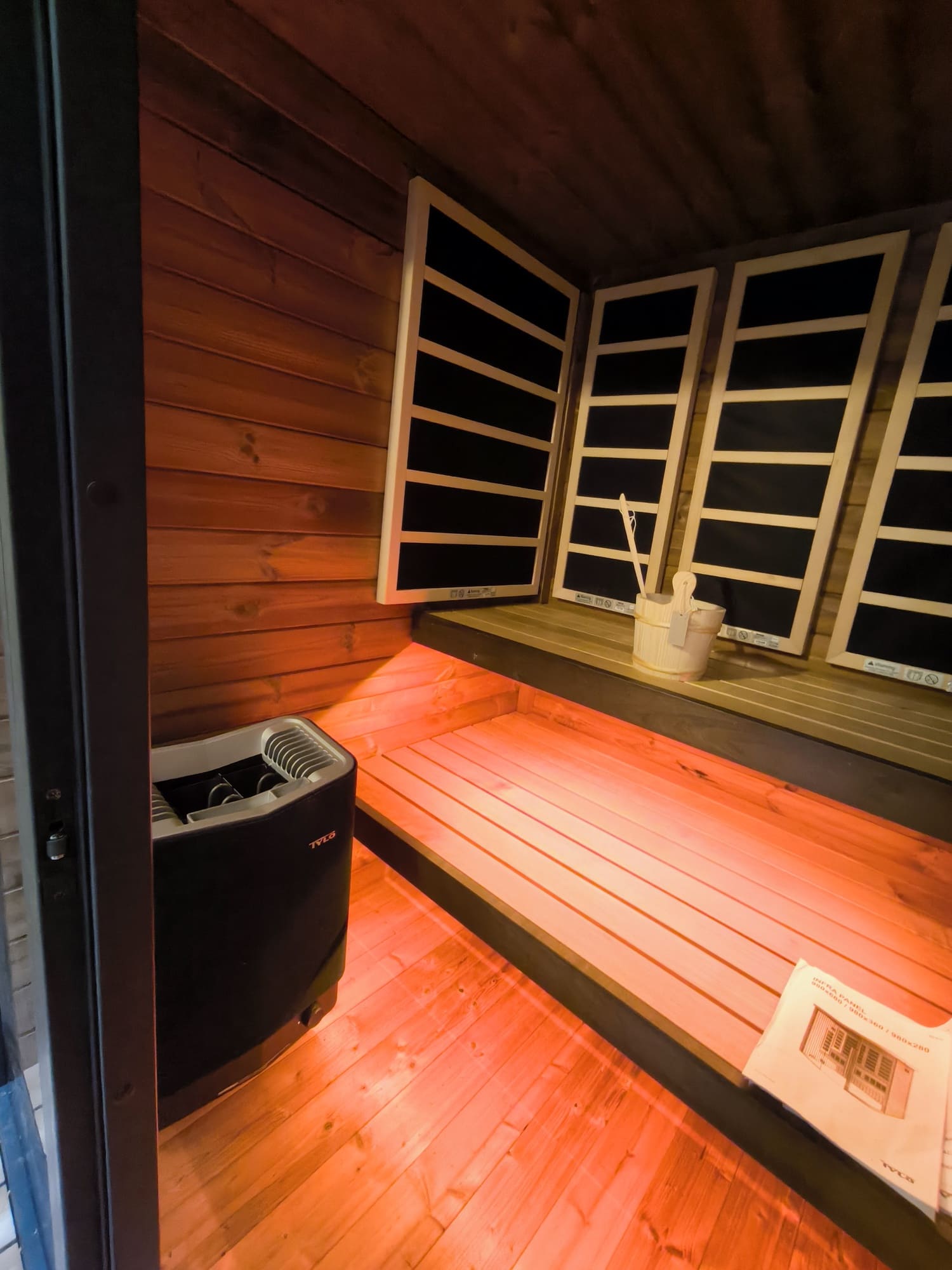 Sauna Borealis LIfeclass foto interni panche stufa finladese e radiatori infrarossi