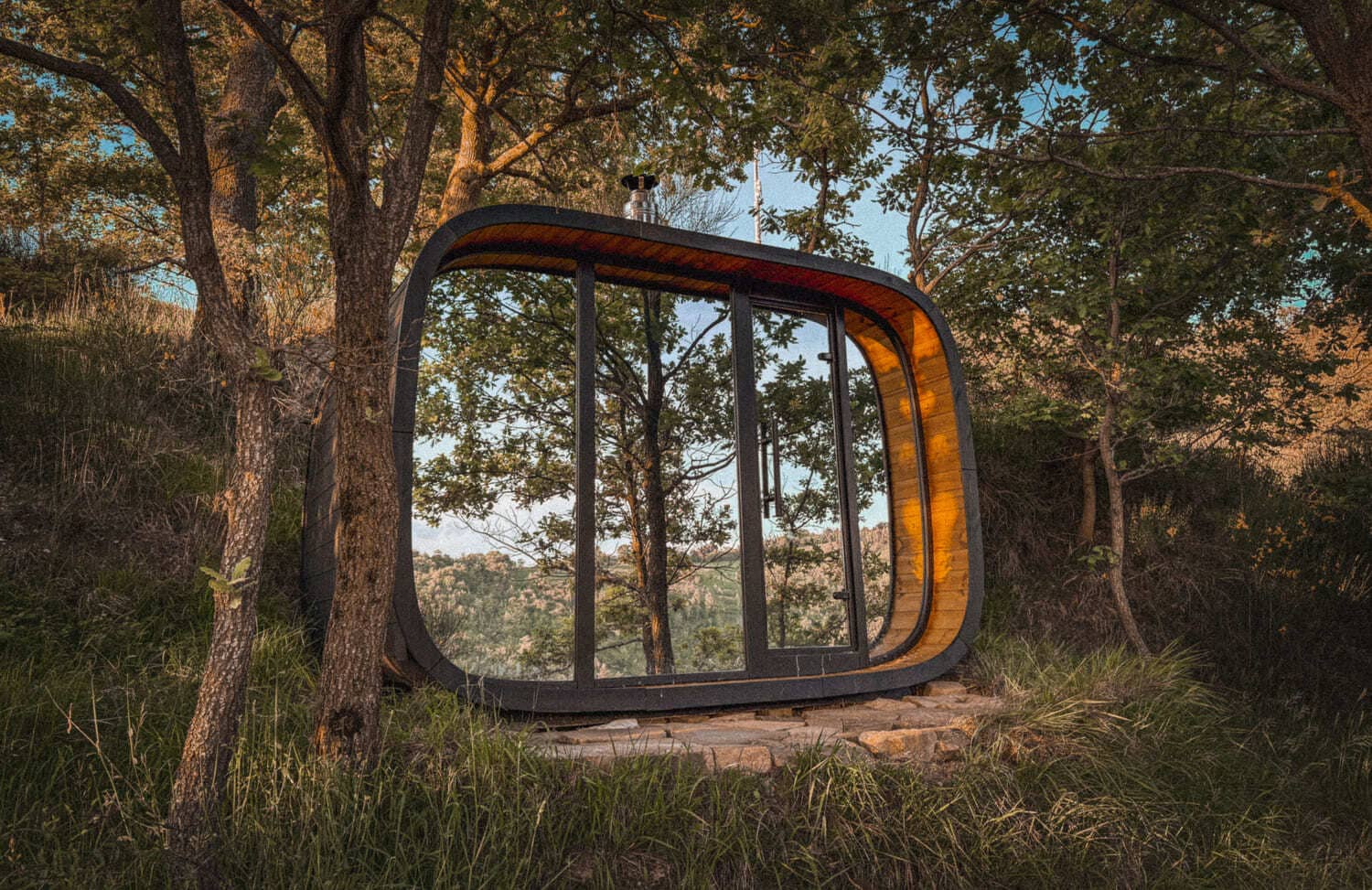 sauna Lifeclass Leil round cube ambientata nel bosco