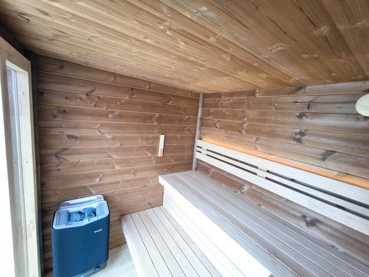 sauna per terrazzo Patio XS su misura panche e stufa sauna per terrazzo Patio XS su misura panche e stufa