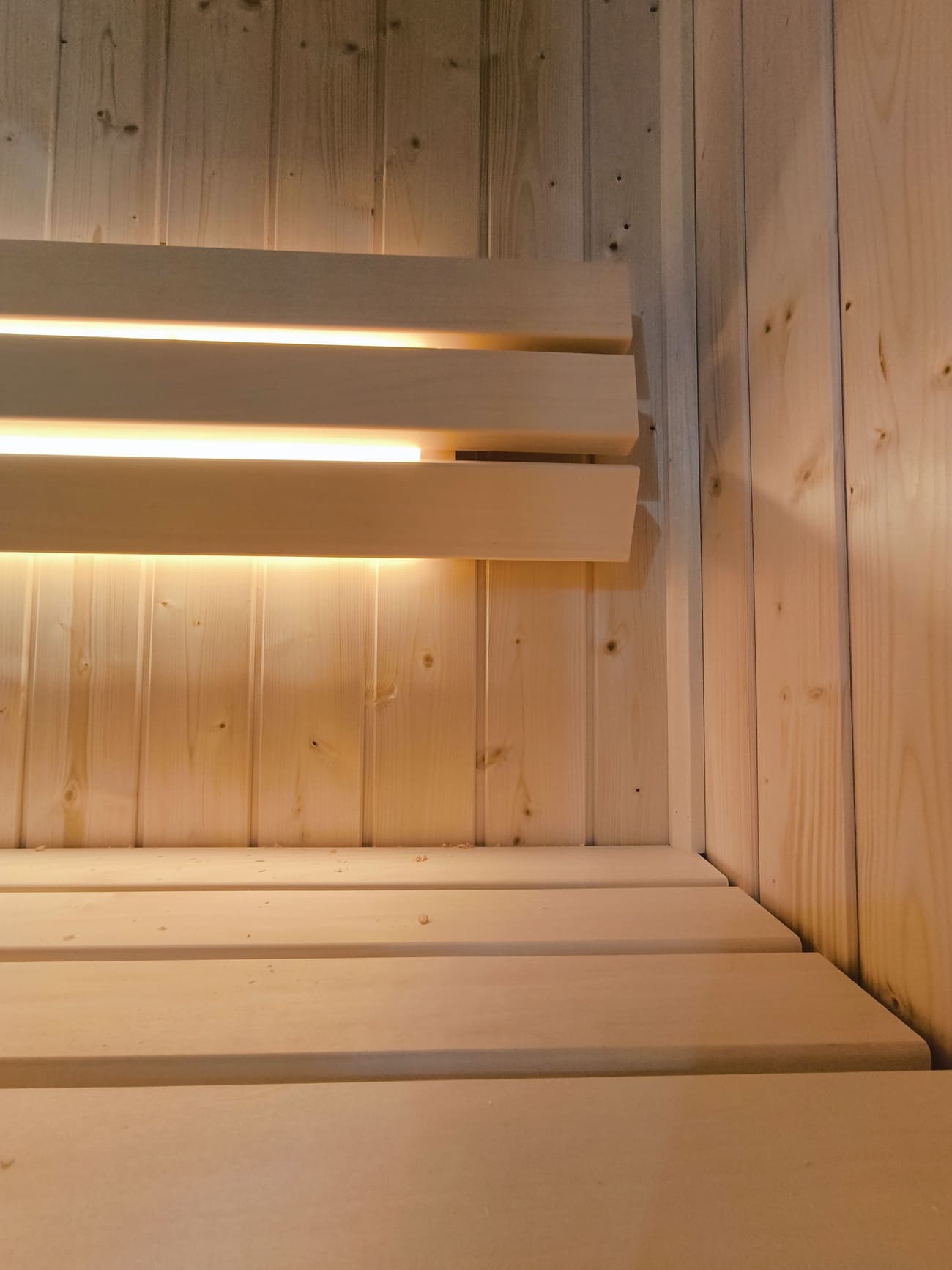 dettaglio panca e schienale illuminato sauna