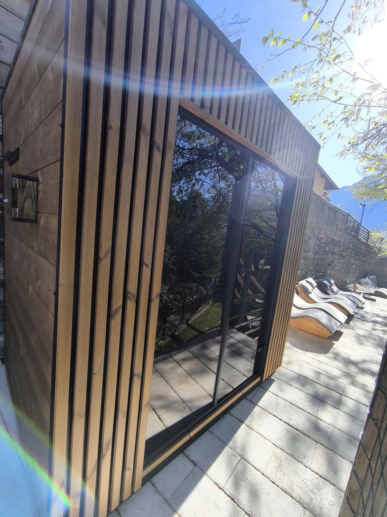 vista frontale sauna per giardino per albergo
