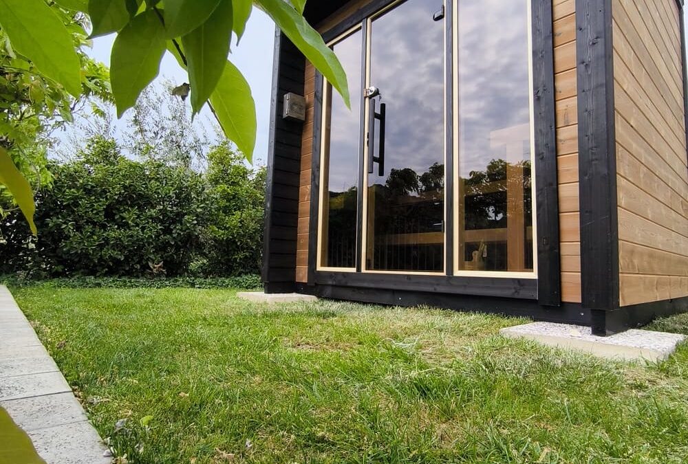 Sauna da esterno Patio XS a bordo piscina: installazione wellness in B&B sul Lago di Garda