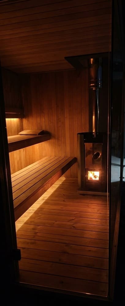 sauna perfection da esterno con illuminazione notturna