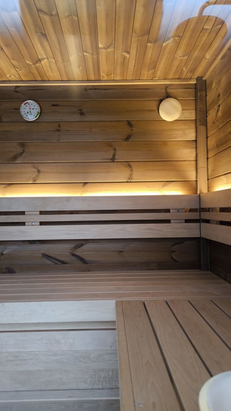 Led bianchi su panche e schienali della sauna