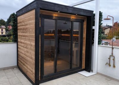 Piccola sauna per terrazzo in provincia di Varese: Patio XS con stufa Tylö Sense Pure 8