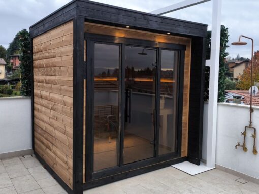 Piccola sauna per terrazzo in provincia di Varese: Patio XS con stufa Tylö Sense Pure 8
