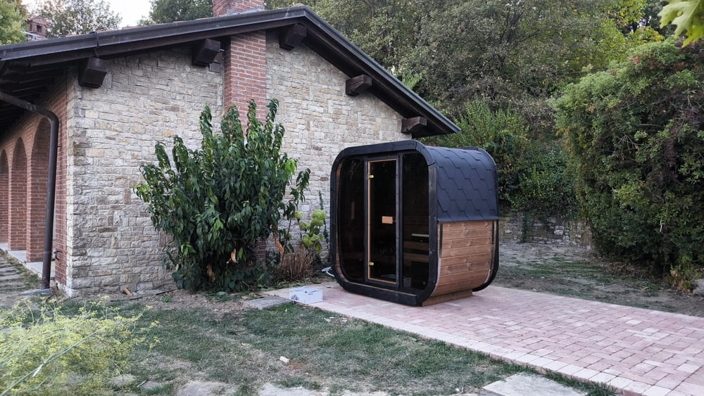Nuovo Progetto: mini sauna da giardino: la nuova ice cube lux mini 1 sulle colline piacentine